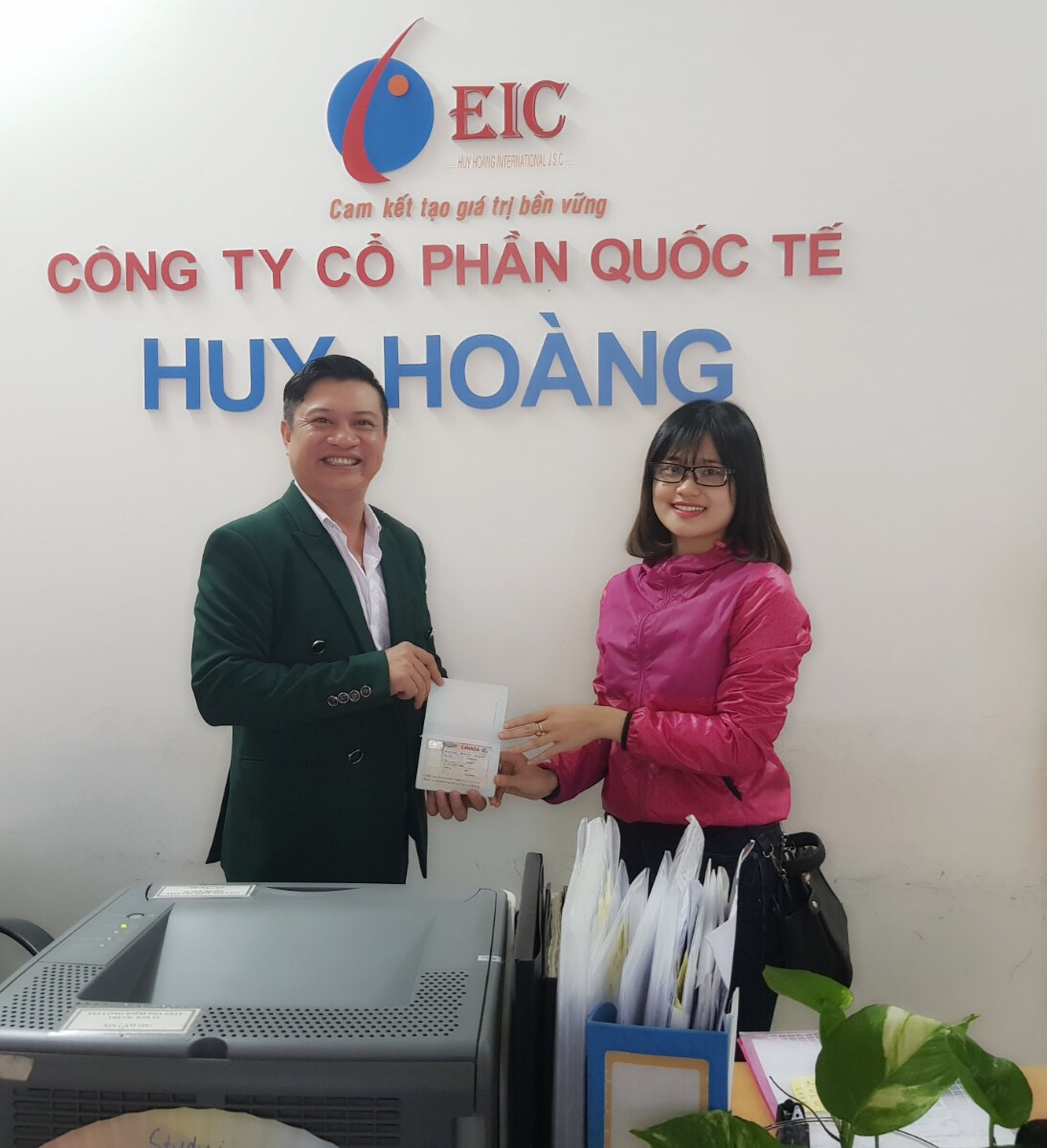 TGĐ trao visa Canada cho học sinh Lê Thị Huyền Trang